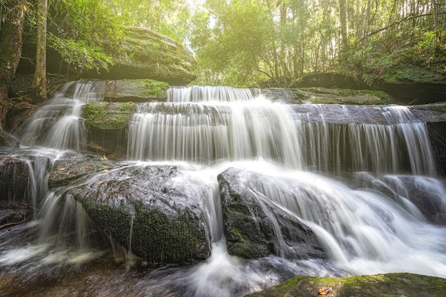 Bella cascata in Thailandia. Flusso del fiume che scorre su formazioni rocciose nella montagna