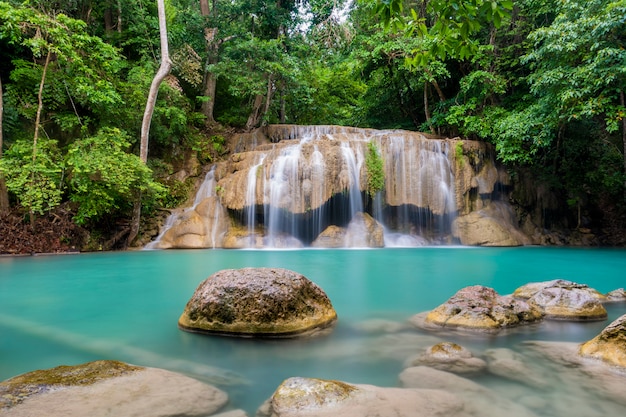 Bella cascata in un parco nazionale tailandese