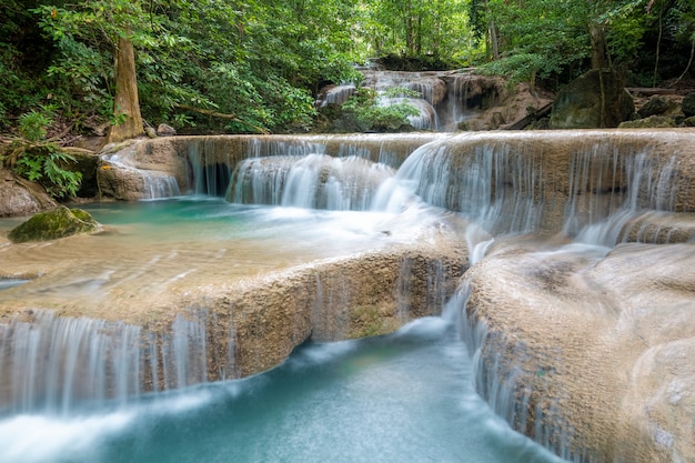 Bella cascata nel parco nazionale della cascata di Erawan in Kanchanaburi, Tailandia