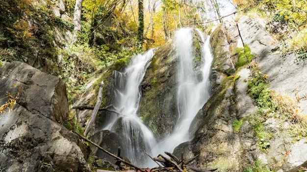 Bella cascata nella foresta d'autunno. Krasnaya Polyana, Sochi, Russia.