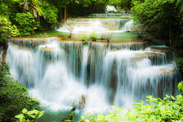 Bella cascata nella foresta più fortifica. Cascata di Mea Kamin Kanchanaburi Tailandia