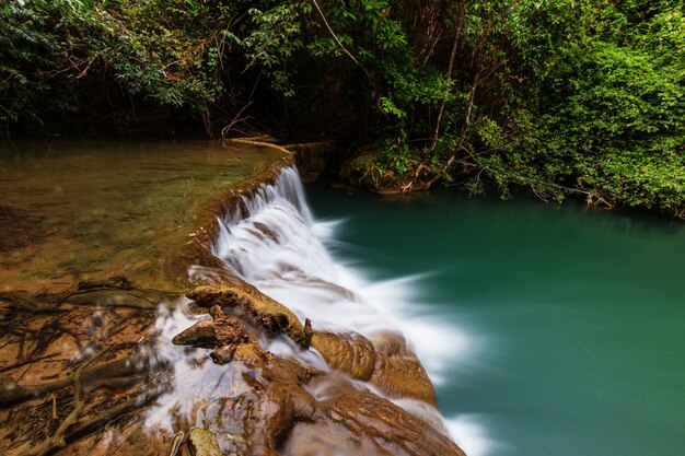 Bella cascata nella foresta pluviale, provincia di Kanchanaburi, sud-est asiatico, Thailandia