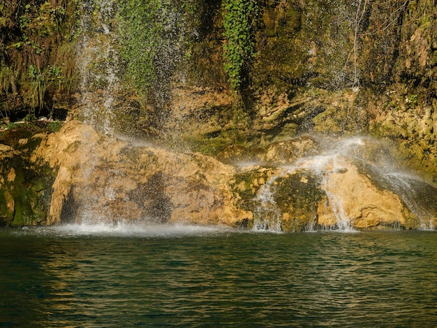 Bella cascata nella natura