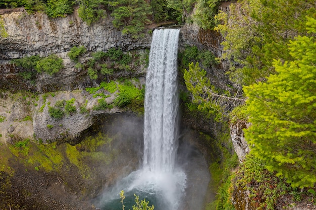 Bella cascata nelle montagne canadesi