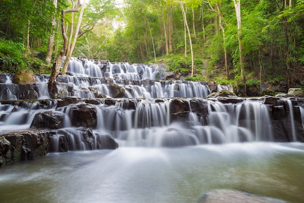 Bella cascata profonda della foresta al parco nazionale Saraburi Tailandia della cascata di lan di Sam