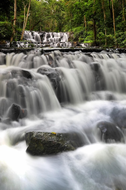 Bella cascata Sam lan cascata, Namtok Samlan National Park, Saraburi, Thailandia.