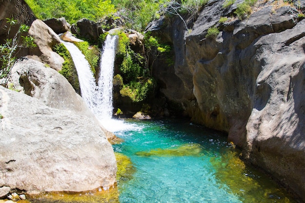 Bella cascata sul fiume di montagna con acqua turchese