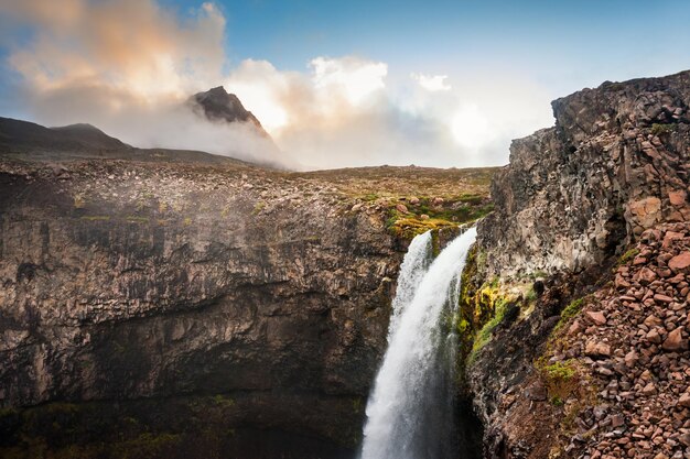 Bella cascata sull'isola della discoteca nella Groenlandia occidentale