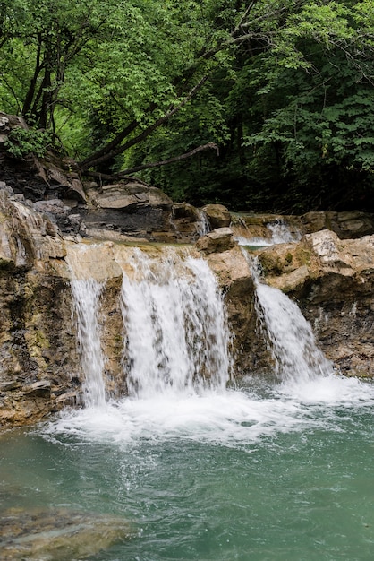 Bella cascata tropicale