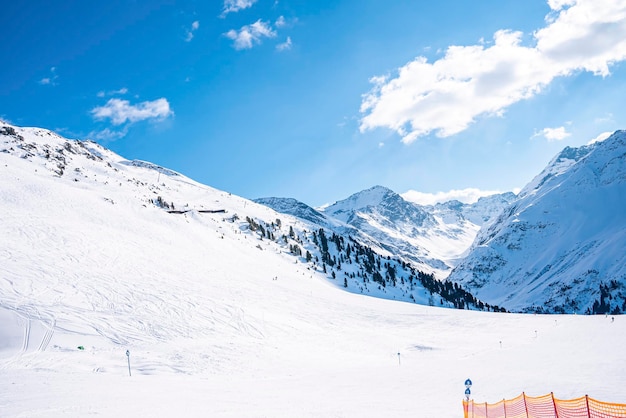 Bella catena montuosa innevata contro il cielo nelle alpi