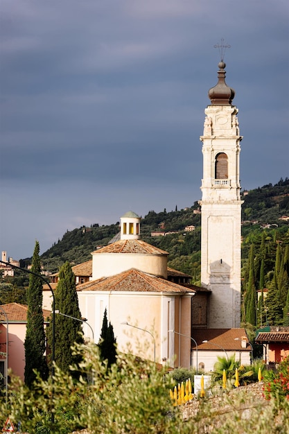 Bella Cattedrale di Gargnano cittadina sul Lago di Garda in Italia. Vacanze estive sul Lago di Garda. Chiesa al vecchio villaggio europeo con uno scenario rurale. Famosa destinazione di viaggio italiana.