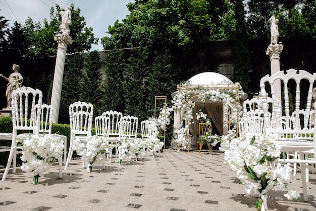 Bella cerimonia di matrimonio in giardino al tramonto