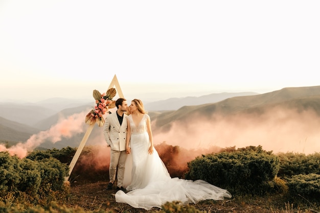 Bella cerimonia di matrimonio in montagna, abbraccio di sposi di sposi innamorati.