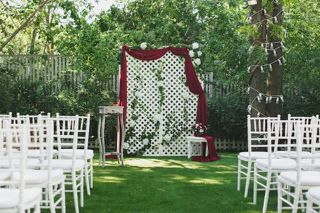 Bella cerimonia di matrimonio nel parco