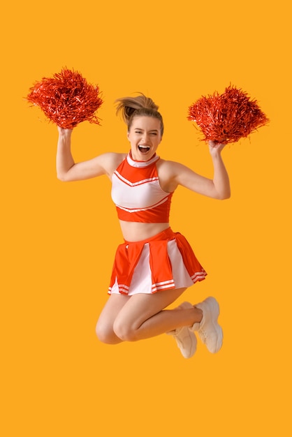 Bella cheerleader sulla superficie del colore