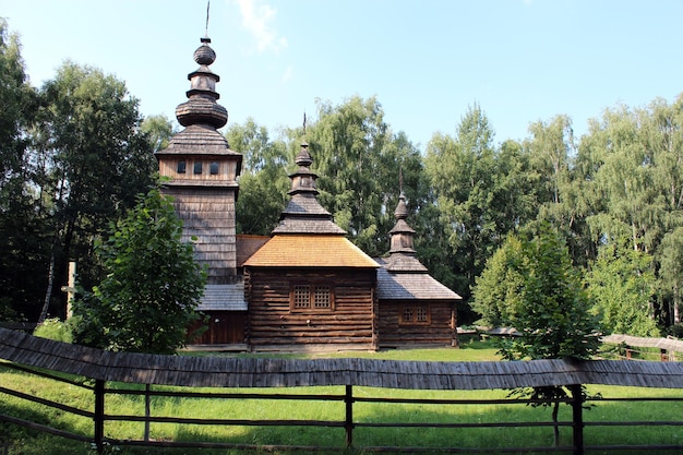 Bella chiesa di legno e vecchia nel villaggio dell'Ucraina occidentale