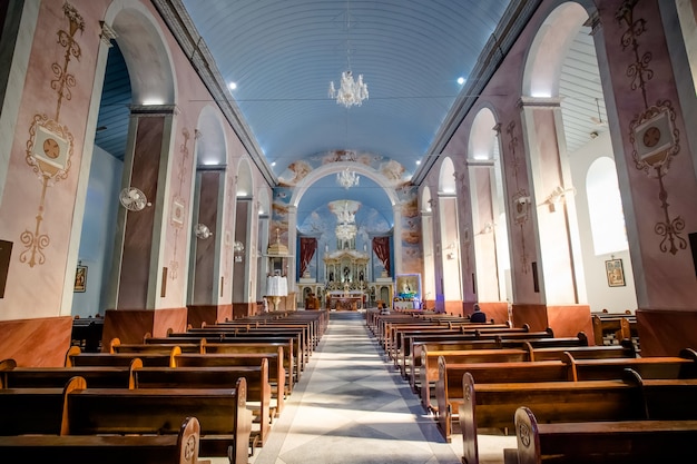 bella chiesa di montagna blu