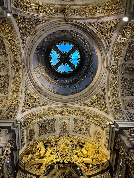 bella chiesa in Portogallo, dorata con piastrelle di ceramica