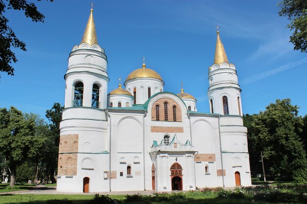 Bella chiesa SpasoPreobrazhenska nella città di Chernihiv su uno sfondo di cielo blu
