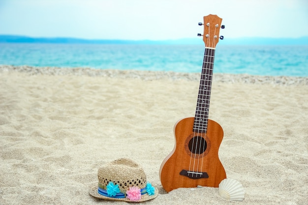 Bella chitarra sulla sabbia del mare greco