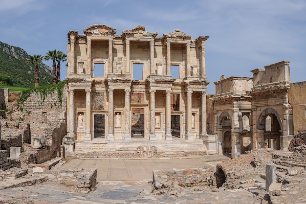 Bella città antica in Turchia Efeso con le famose rovine della biblioteca in primo piano