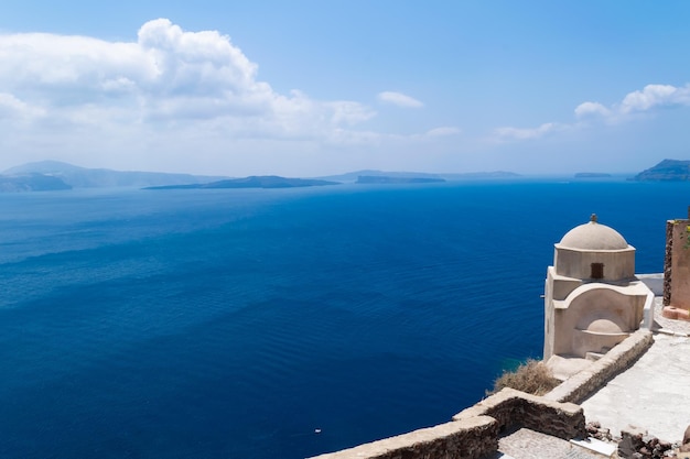 Bella città di Oia sull'isola di Santorini, in Grecia. Architettura bianca tradizionale e greco-ortodosso cap