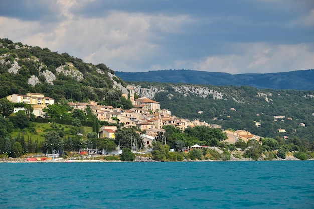 Bella città mediterranea sulla riva del mare