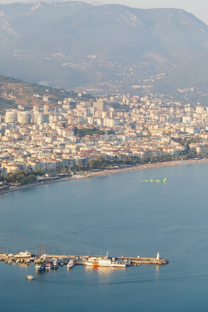 Bella città turistica in Turchia, vista di Alanya con il mare