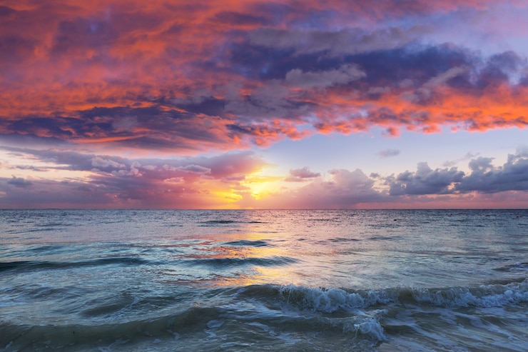 Foto bella cloudscape sul mare all'alba.