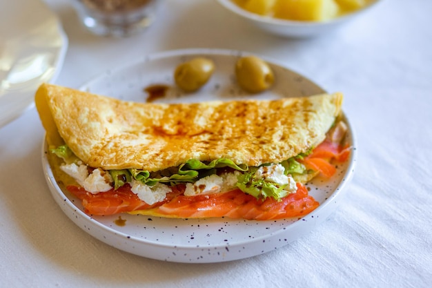 Bella colazione Frittata con salmone e insalata Uova fritte per colazione