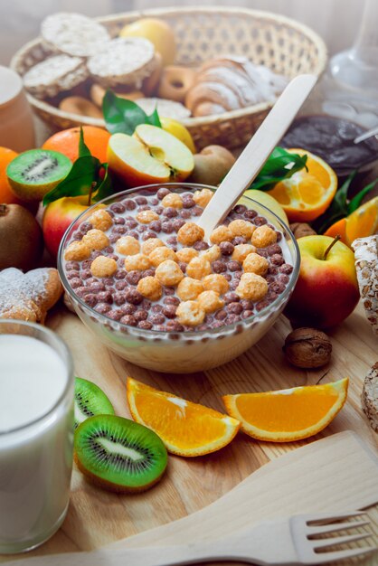 Bella colazione Frutta al latte, pane e cornetto.