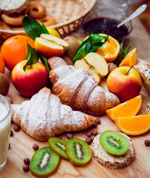 Bella colazione Frutta al latte, pane e cornetto.