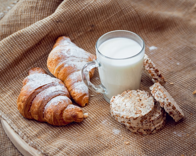 Bella colazione Frutta al latte, pane e cornetto.