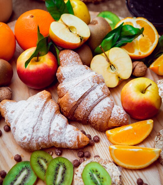 Bella colazione Frutta al latte, pane e cornetto.