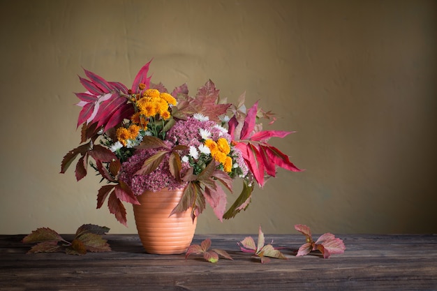 Bella composizione autunnale sulla tavola di legno