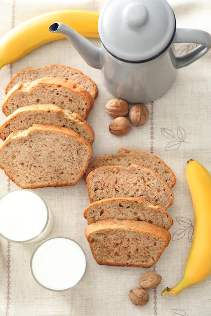 Bella composizione con fette di pane alla banana sul tavolo