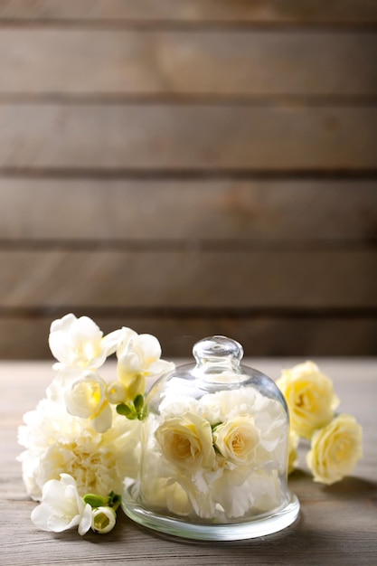 Bella composizione con fiori su fondo di legno grigio