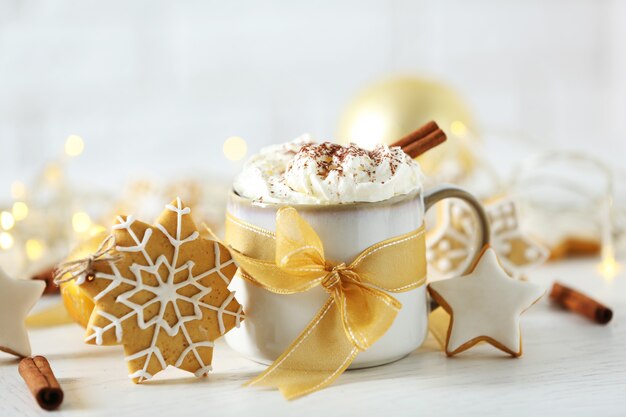 Bella composizione con tazza di cappuccino e biscotti di Natale