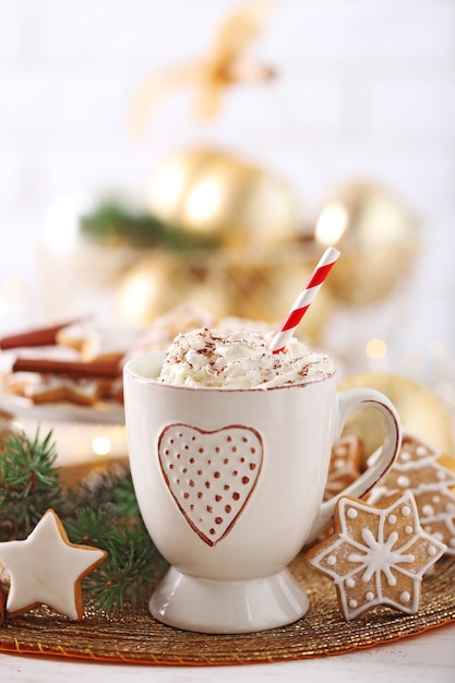 Bella composizione con tazza di cappuccino e biscotti di Natale