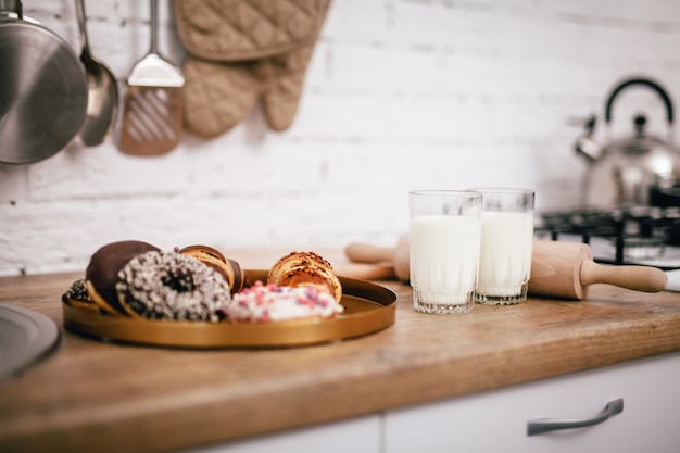 Bella composizione di dolci e latte in cucina