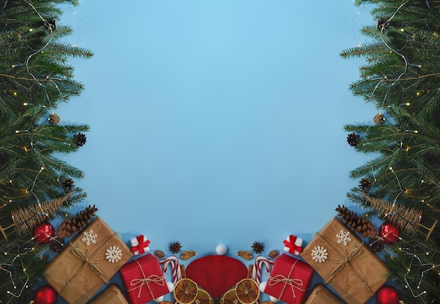 Bella composizione di Natale su sfondo blu Abete boxsocks regalo di Natale