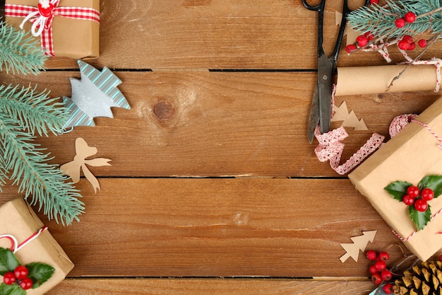 Bella composizione natalizia con regalo fatto a mano su fondo in legno