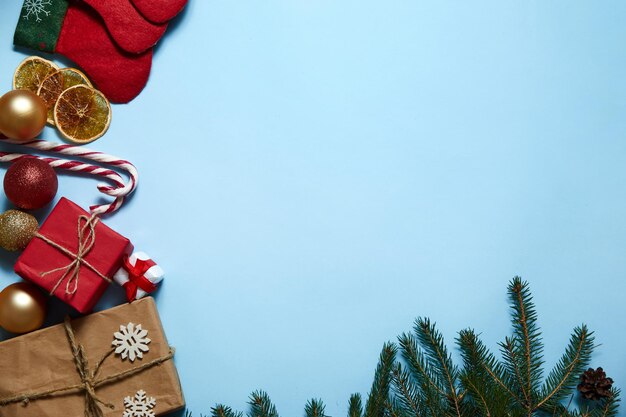 Bella composizione natalizia su sfondo blu Regalo di Natale Vista dall'alto spazio copia