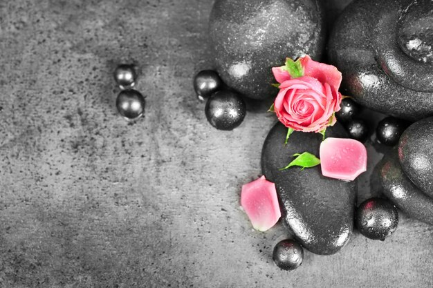 Bella composizione spa con rose e pietre