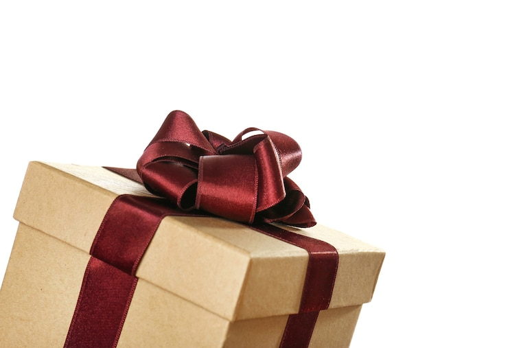 Foto bella confezione regalo con nastro vinoso su sfondo bianco