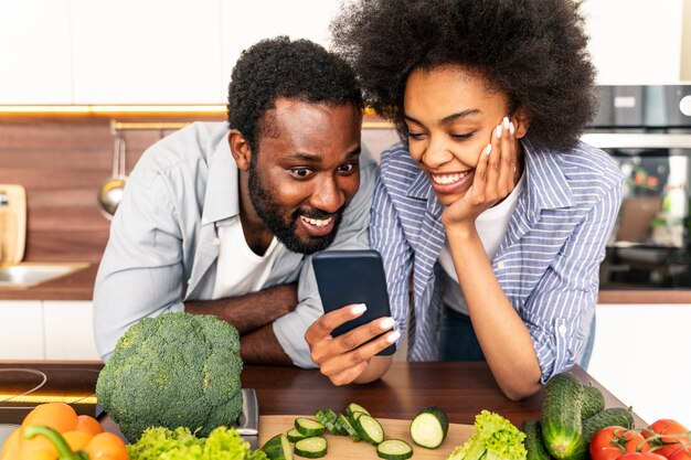 Bella coppia afroamericana che cucina a casa Bella coppia nera che prepara la cena