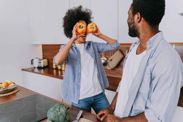 bella coppia afroamericana che cucina a casa