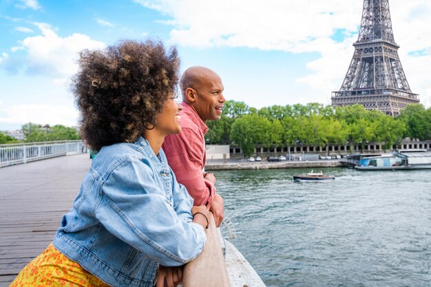 Bella coppia afroamericana innamorata in visita a Parigi