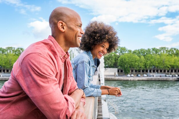 Bella coppia afroamericana innamorata in visita a Parigi