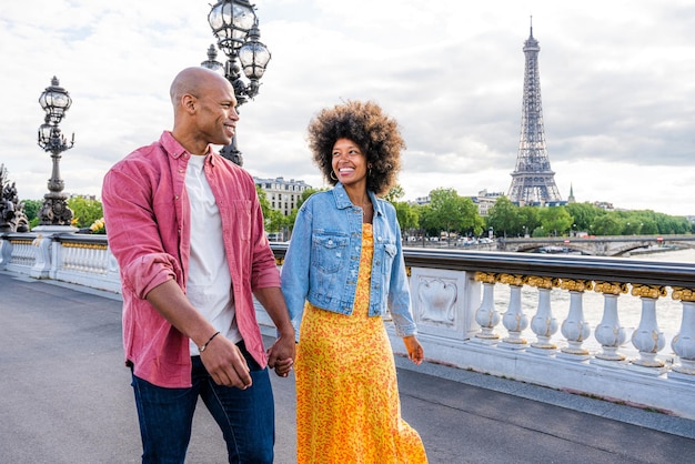 Bella coppia afroamericana innamorata in visita a Parigi